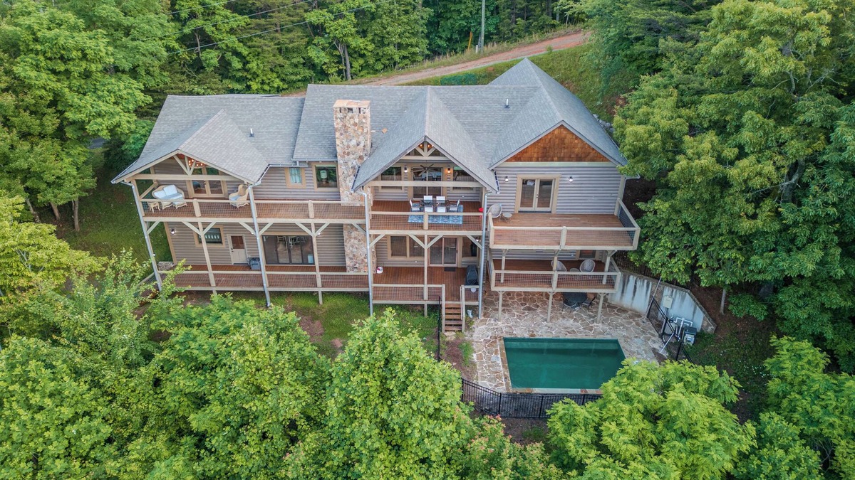 Cherry Log Cabin | Heated pool & hot tub at huge mountain retreatnn