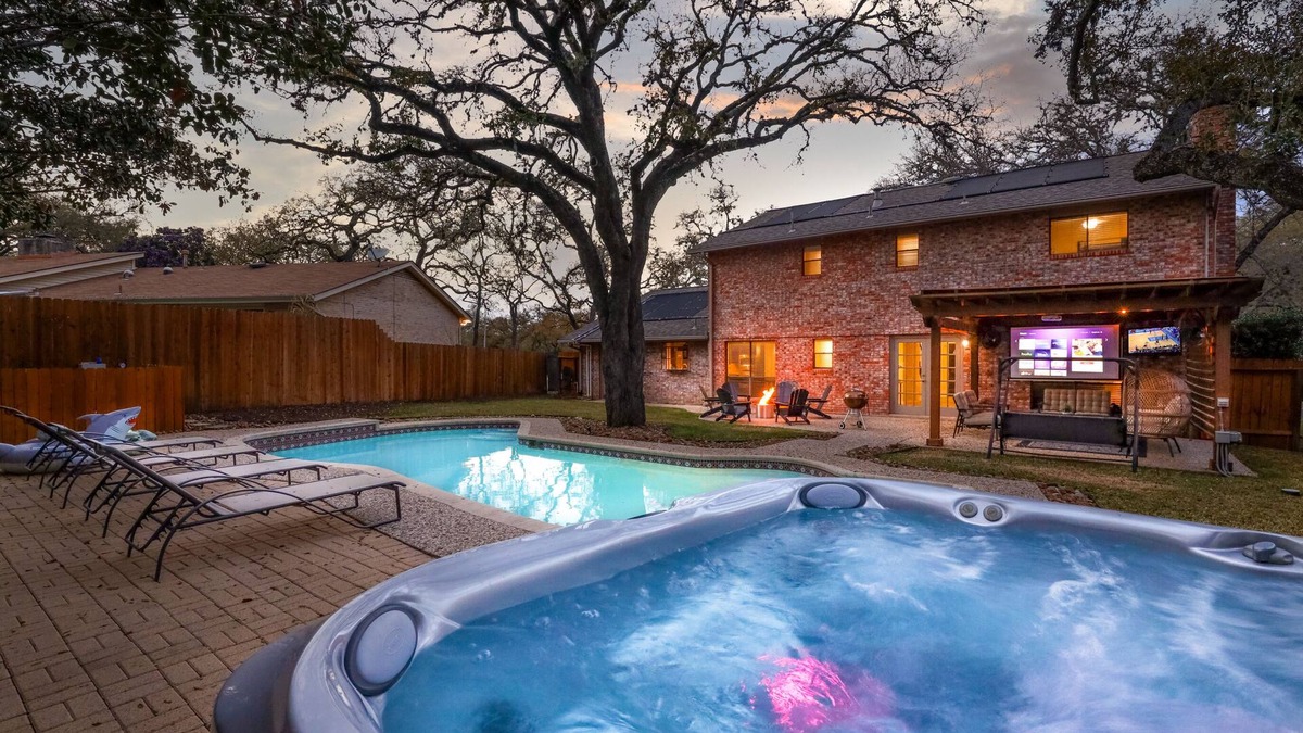 Wetmore House | Heated Pool~HotTub~Huge Game Room~Fire Pit~Big Backyard~Alamo City Retreat