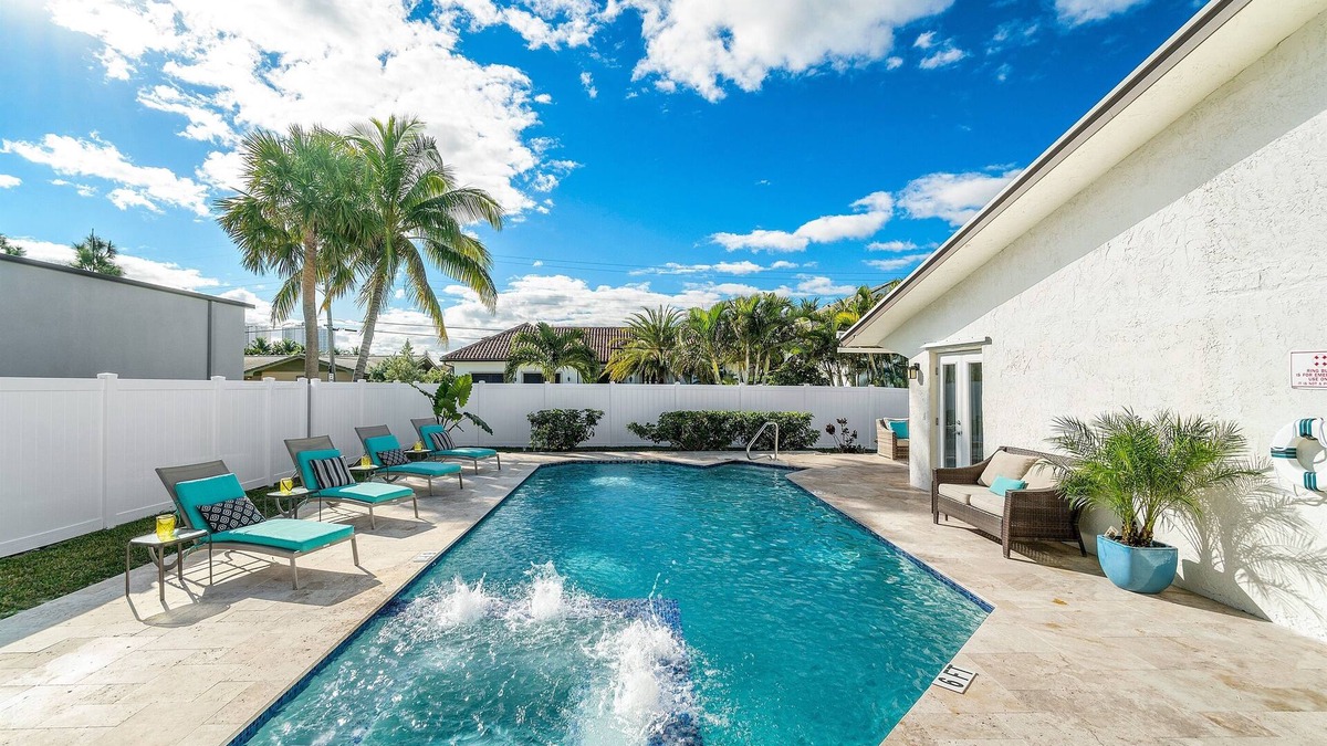 Singer Island House | Heated Pool/Htub & Pool Cabana w/TV Walk to Beach!