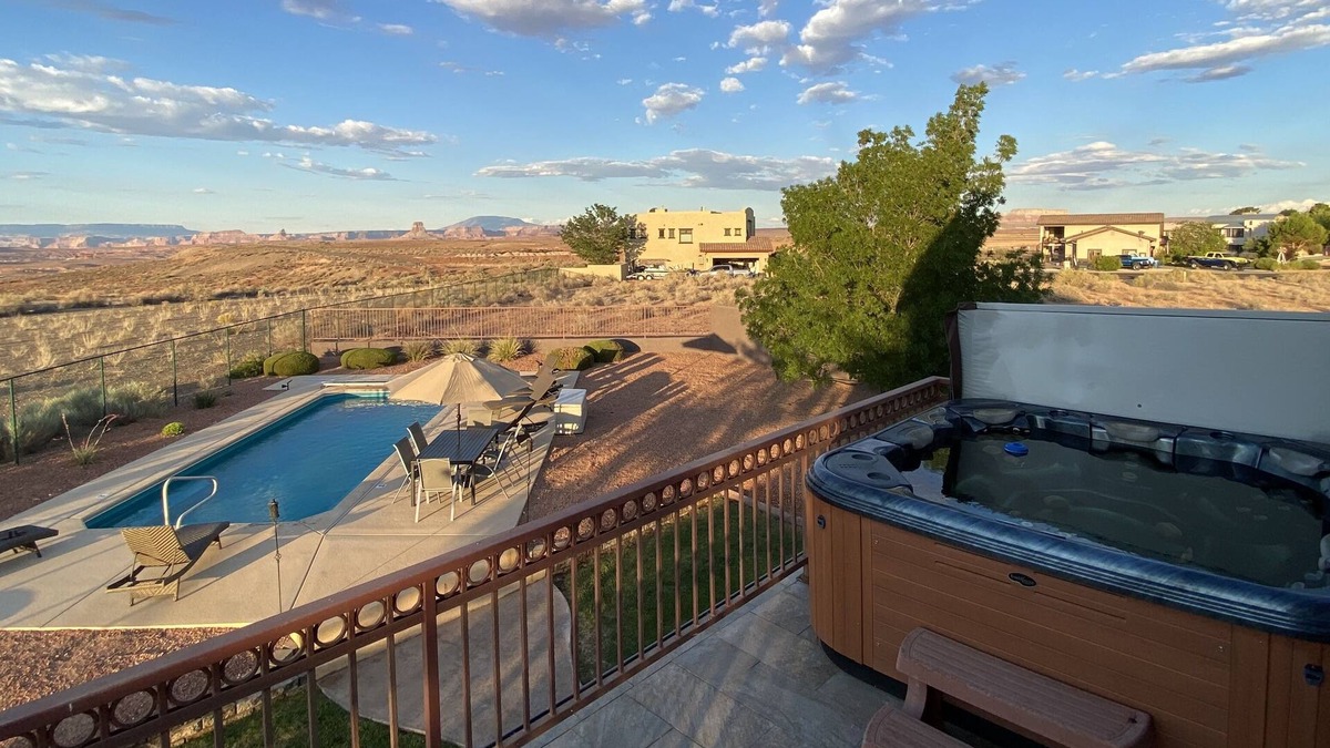 Page House | Heated Pool.Panoramic Views 4 Bed 2.5 Ba Central Location