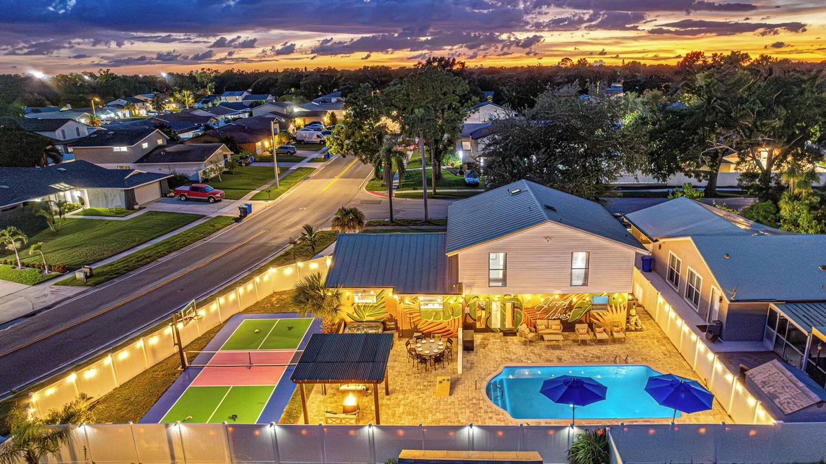 Tampa House | Heated Pool~Pickleball~Hot Tub~Game Room~Basketball~Fire Pit~Bunk Room~4 Kings