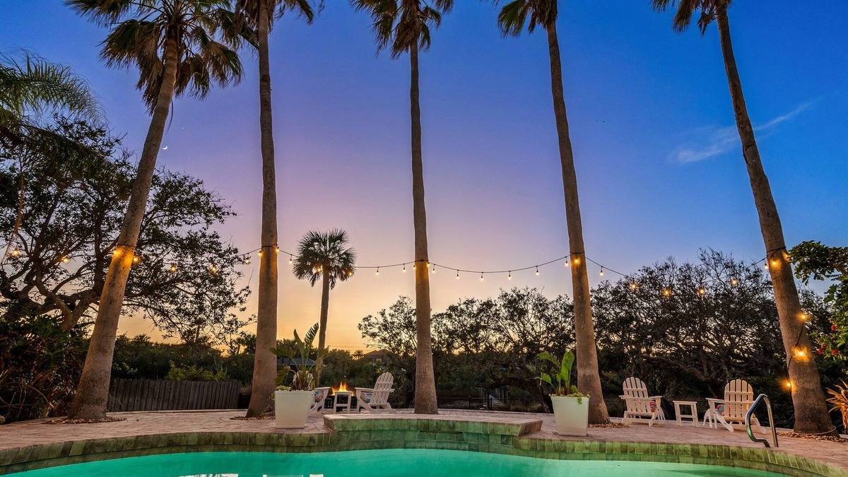 Painters Hill House | Heated Pool/Steps to Private Beach/Fire Pit/Kayaks