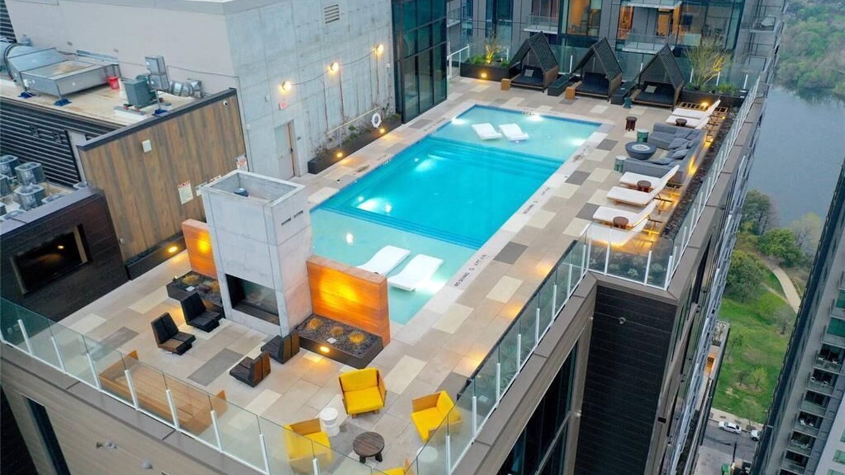 East Cesar Chavez Condo | ~Heated Rooftop Pool~ 30th Floor Balcony DT View