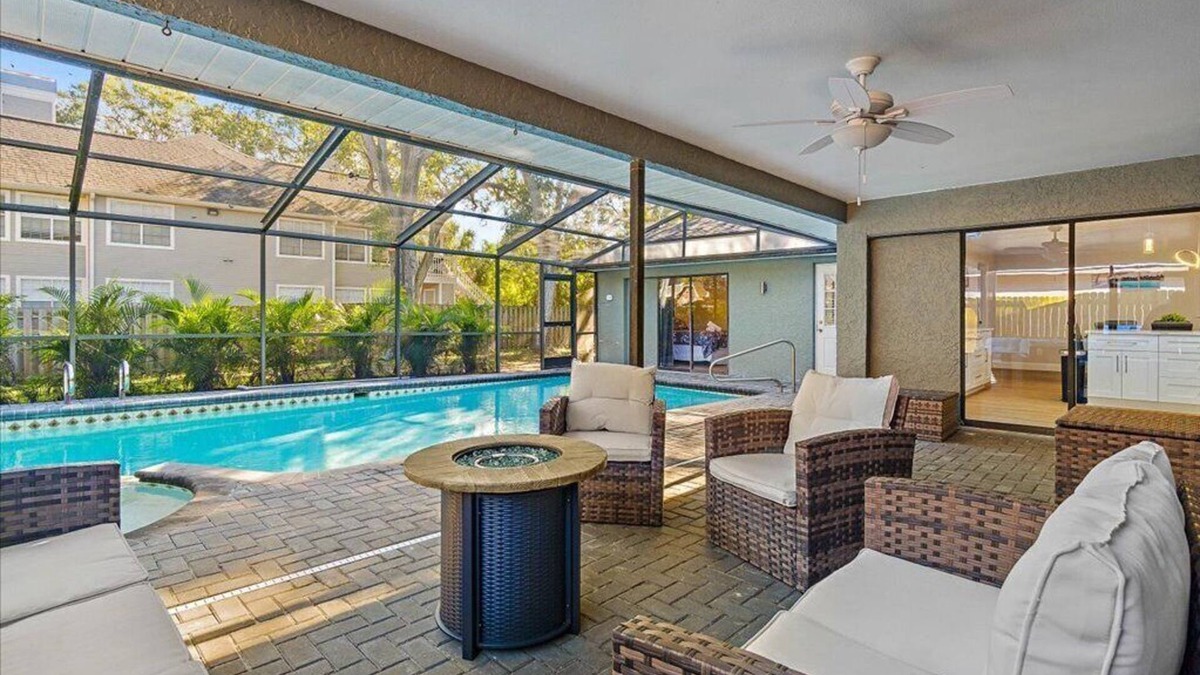 Palm Harbor House | Heated Saltwater Pool & Spa l Family Friendly l Near Beaches & Clearwater