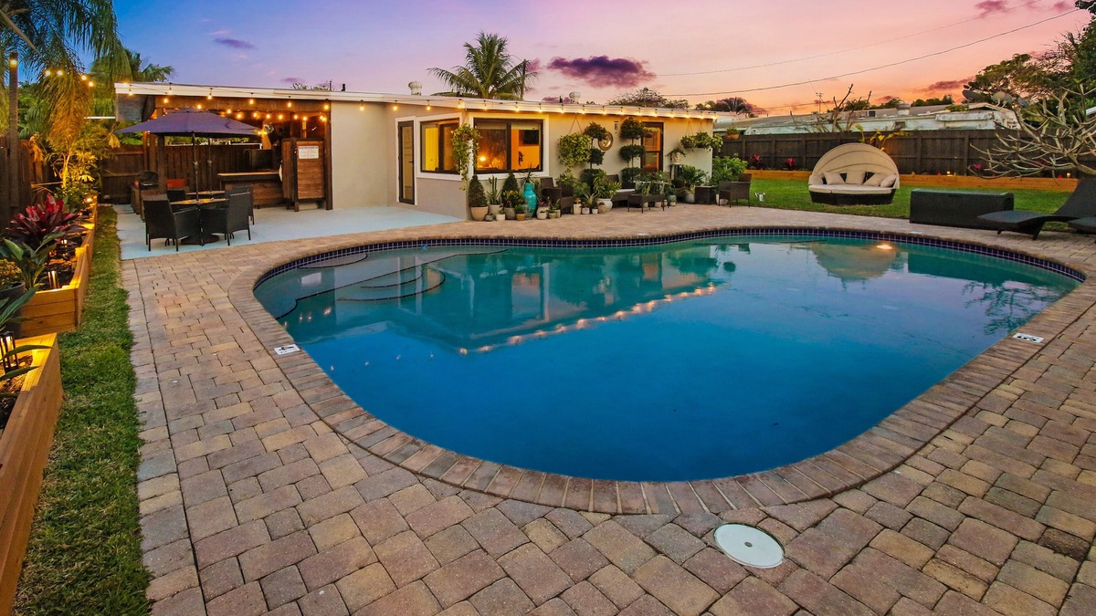 Pompano Beach House | HEATED SALTWATER POOL,KING BED,PET/FRIENDLY PEACEFUL RETREAT