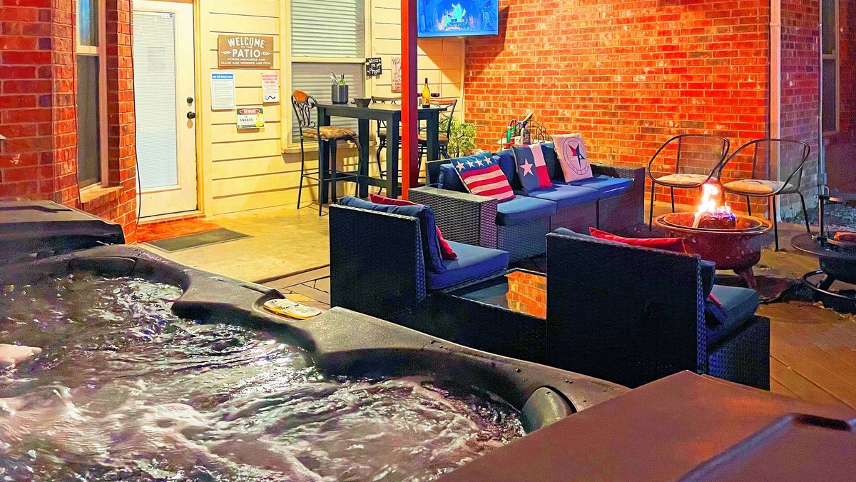 Azle House | Heated Swim Spa, Hot Tub, Sauna, Pickleball, Arcades, 2 game rooms, 17 Beds!
