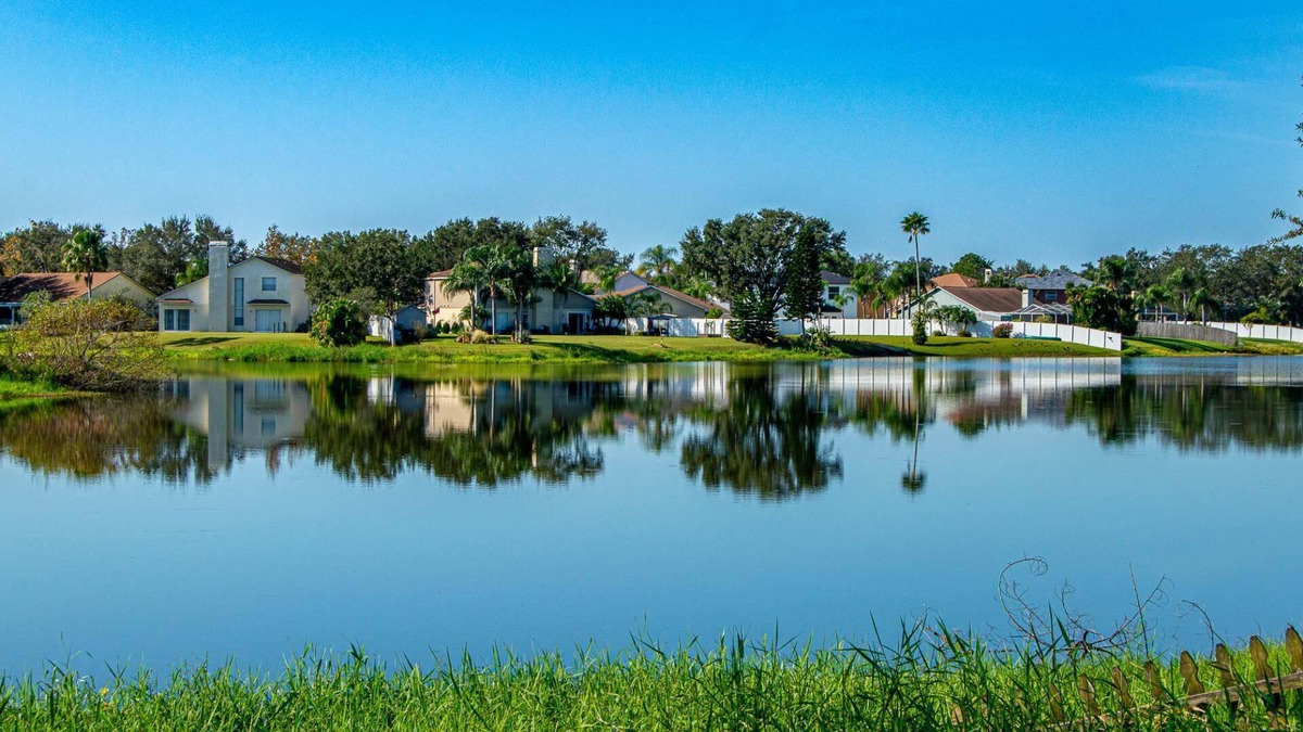 Brandon House | Heather Lakes Retreat – Stylish 3BR Home w/Lake Views, Lanai, Smart TVs & Pet-Friendly Yard!