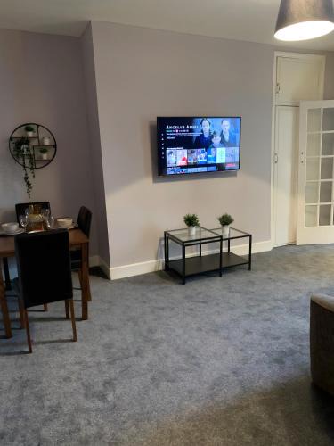 Heaton Apartment | Heaton-Beautiful 3 Double Bedrooms Sleeps 6 Free Parking and Wifi