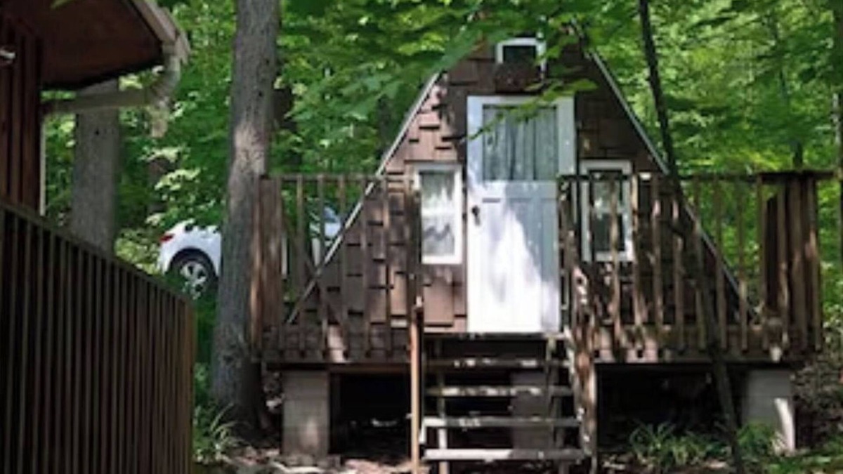Windermere Cottage | HEAVEN IN MUSKOKA, BEAUTIFUL COTTAGE,.SUPER VIEWS, XXL DECK, & FLOATING DOCK.