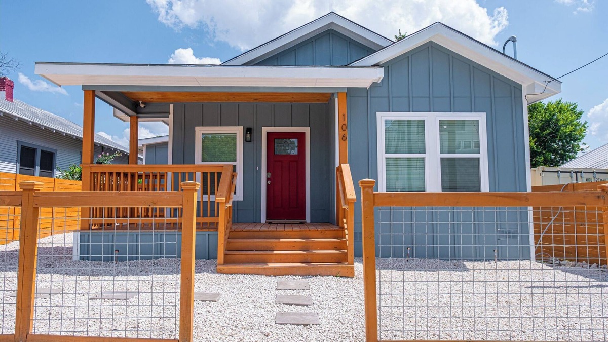Near East Side House | Heaven-sent Convenient 4BR/3BA Near Downtown