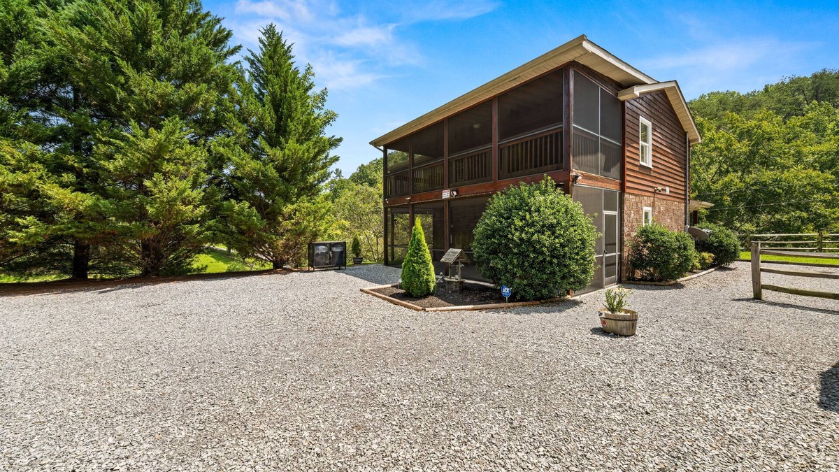 Sevierville Cottage | Heaven Sent - Tastefully Decorated Cabin with Fireplace