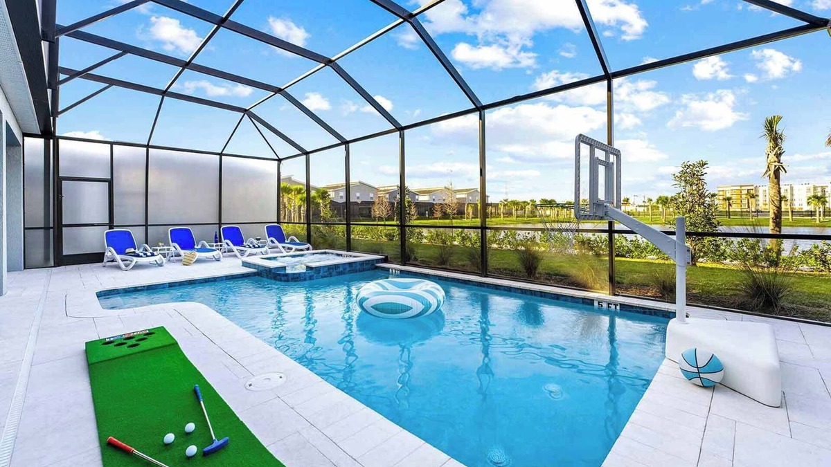 Florida Center House | Heavenly Haven | Huge estate next to airport & Universal ft. a theater & arcade