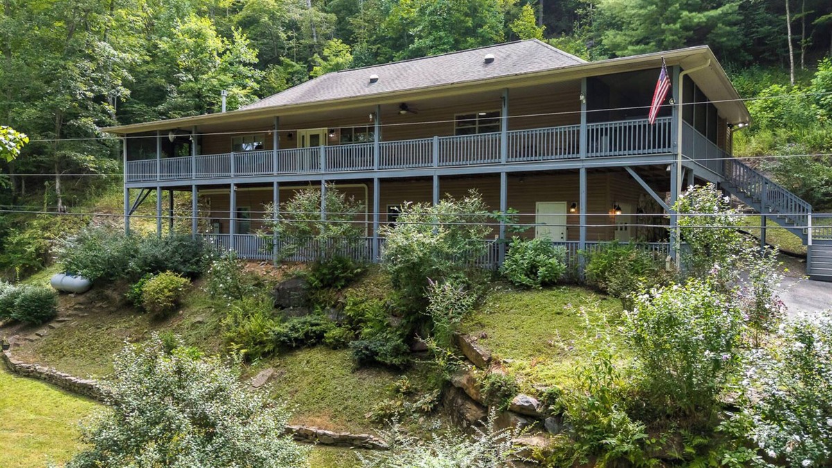 Brasstown House | Heavenly Hut - Bring the family!