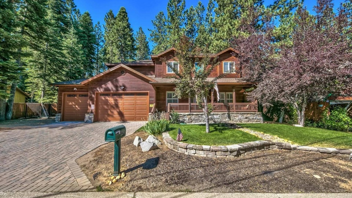 Montgomery Estates House | Heavenly Pines Place - Hot Tub, Games, Great Yard, A/C, Close to Heavenly