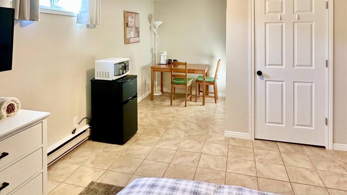Highland House | Heavens Down - Cozy minimalist big private room in lower level