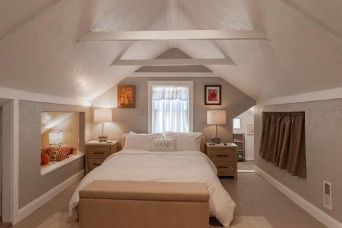 Heber House | Heber base camp sleeps 7 fire pit pets ok AC