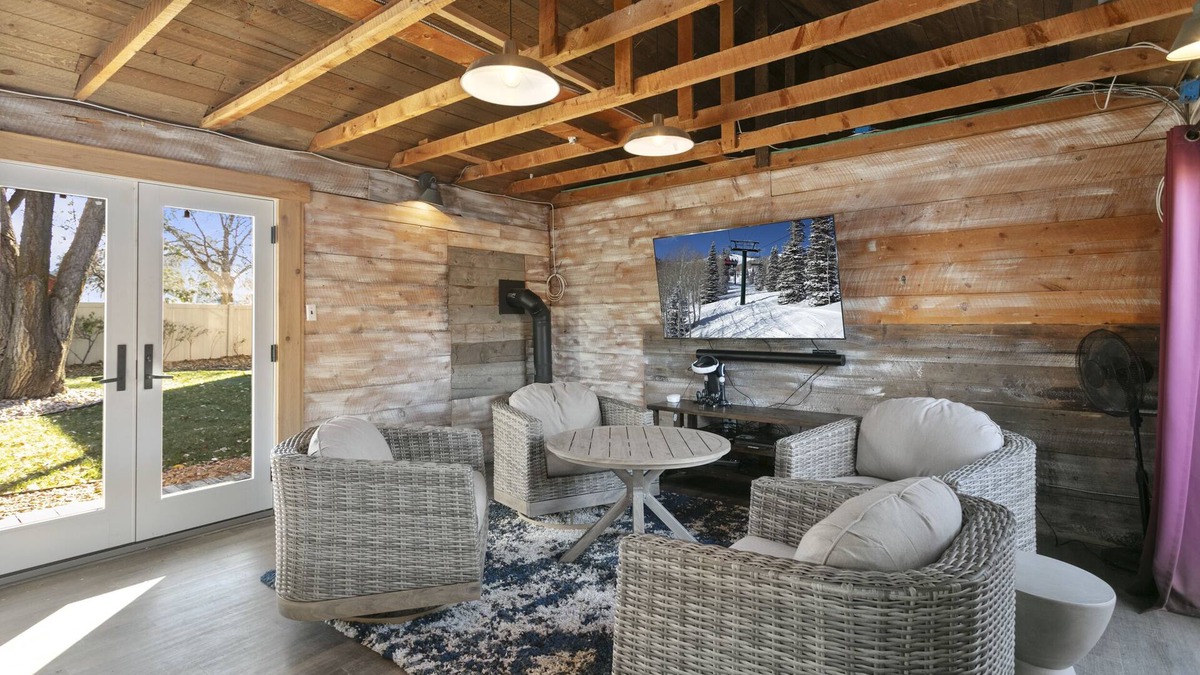 Heber House | Heber's Outpost Hideaway, Hot Tub, Two Master Bedrooms, Outdoor Kitchen, Office, Game Room