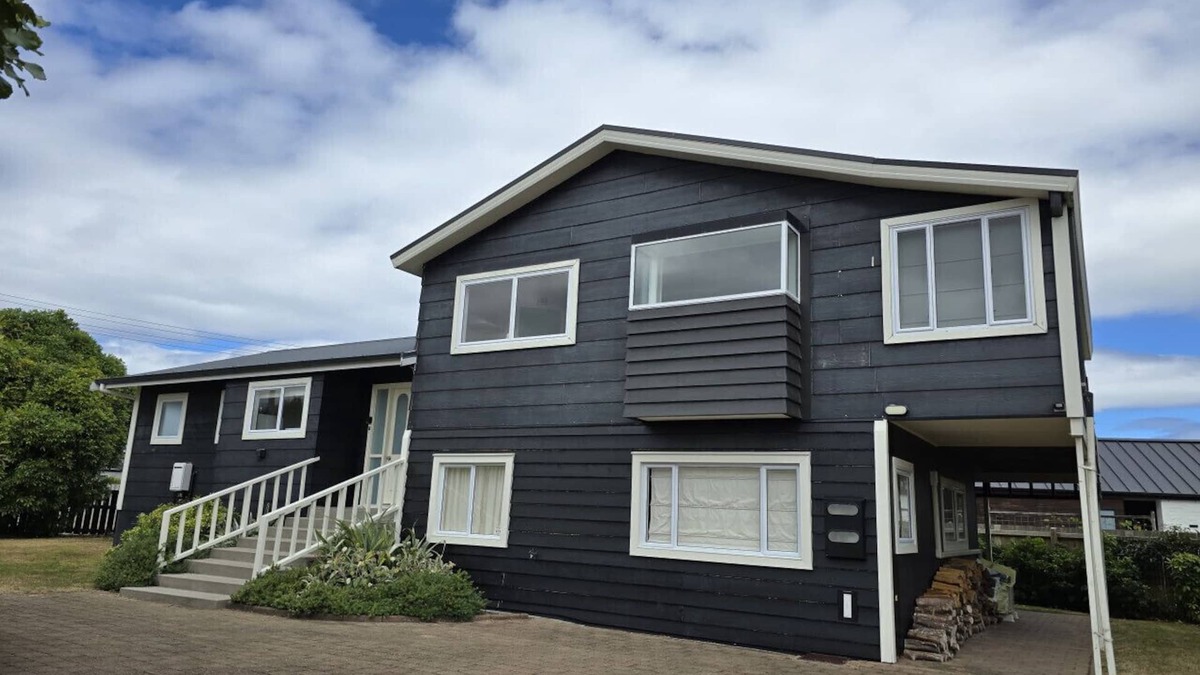 Wharewaka House | Heeni Street - Great location near the lake