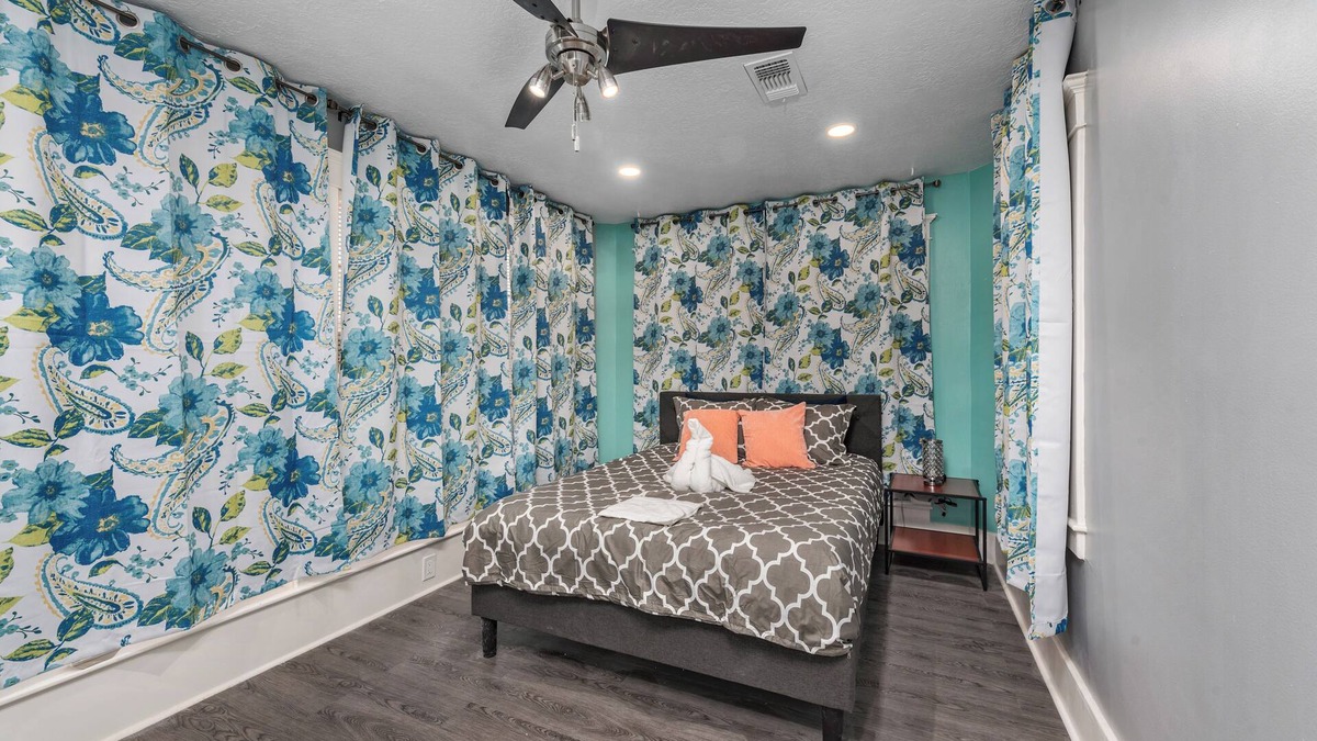 Houston Heights House | Heights 3-bedroom House w/King Beds & Free Park
