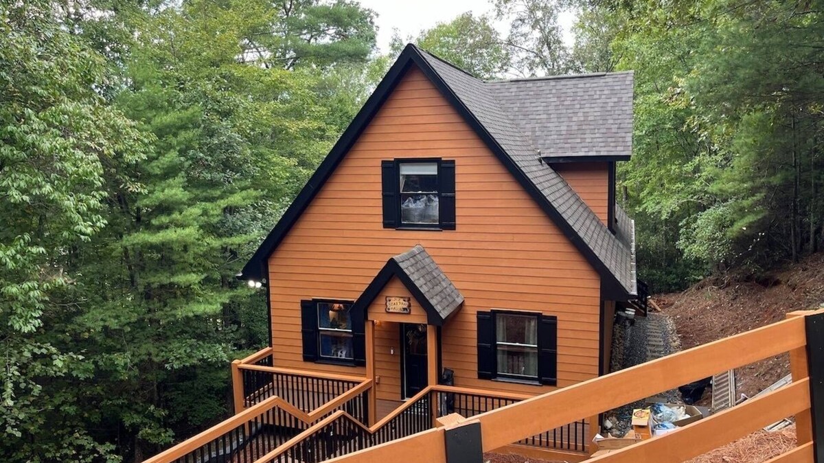 Helen House | Helen Haus, Sleeps 10, Fire Pit/Pool Table! Golf