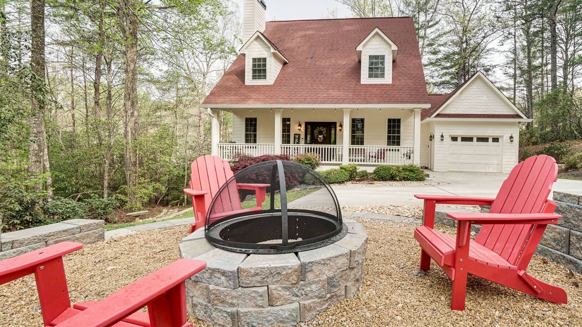 Helen House | Helen Retreat w/Hot Tub, 2 Mi to Downtown!