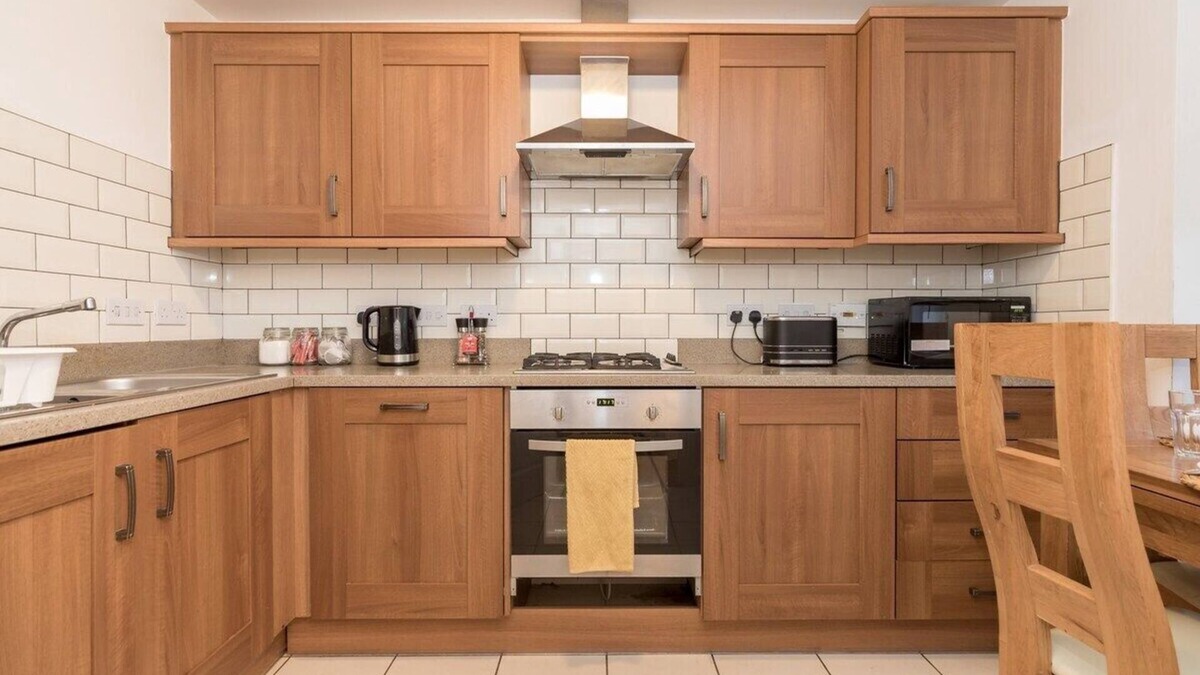 Newport Pagnell House | Heliodoor Apartments Milton Keynes 4-Bedroom House