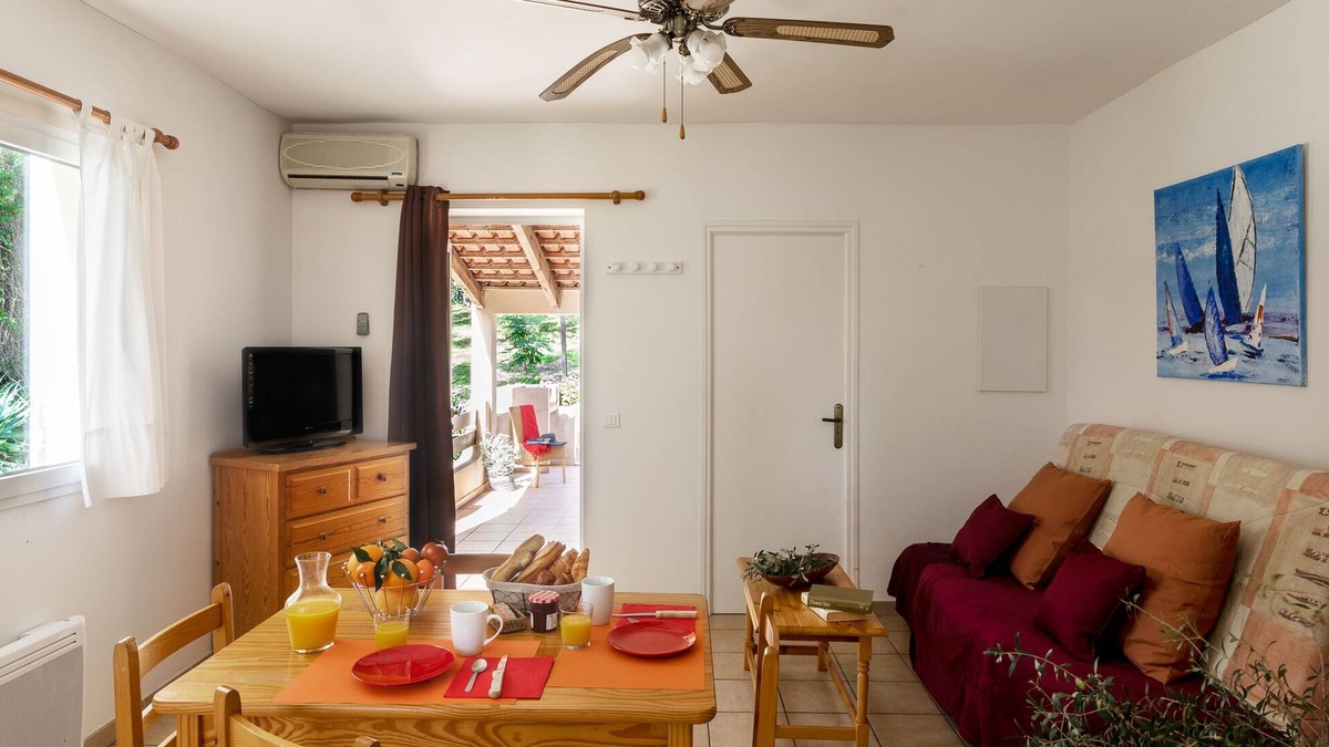 Cargese Apartment | Helios2 2/4pers - 1 bedroom -beach 5 minutes walk, heated pool 28 degrees.