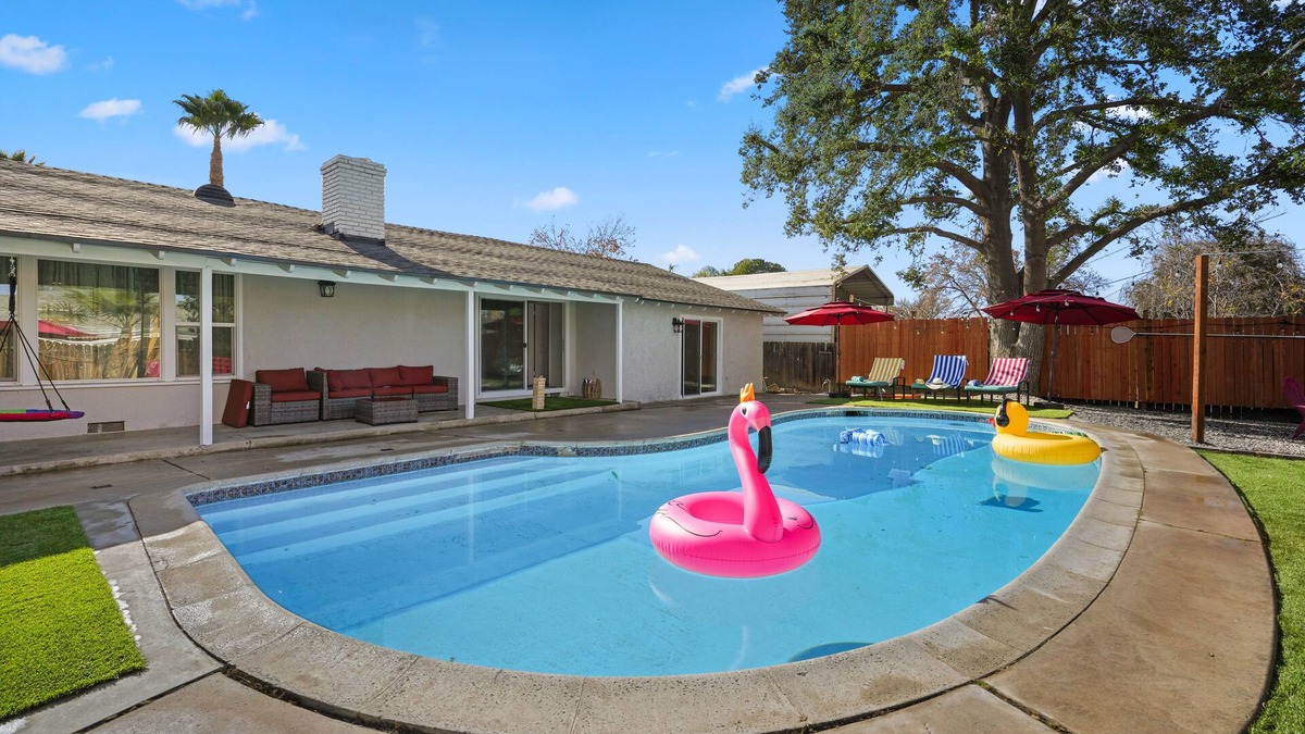 East Hemet House | Hemet Gem: Pool, Hot Tub, Game Room & Fire Pit - NO CLEANING FEE!