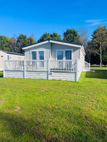 Allerthorpe Cabin | Hemingway Lodge with Hot Tub