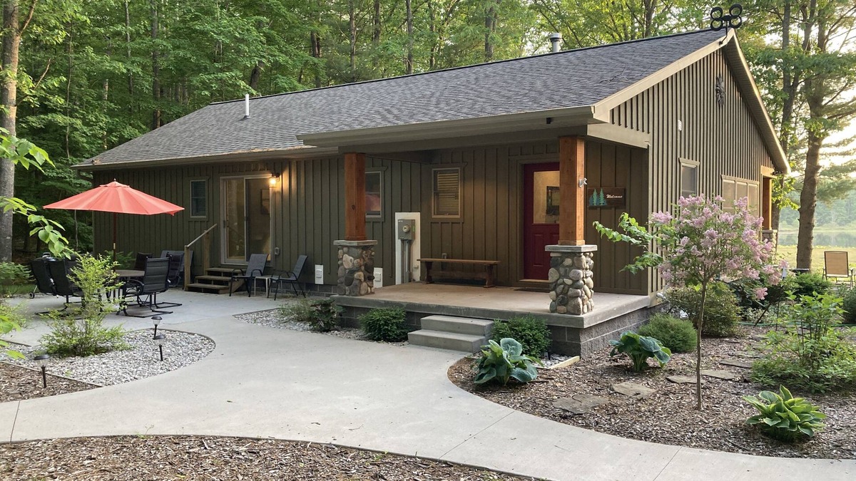 Traverse City House | Hemlock Cottage on beautiful Pikes Lake