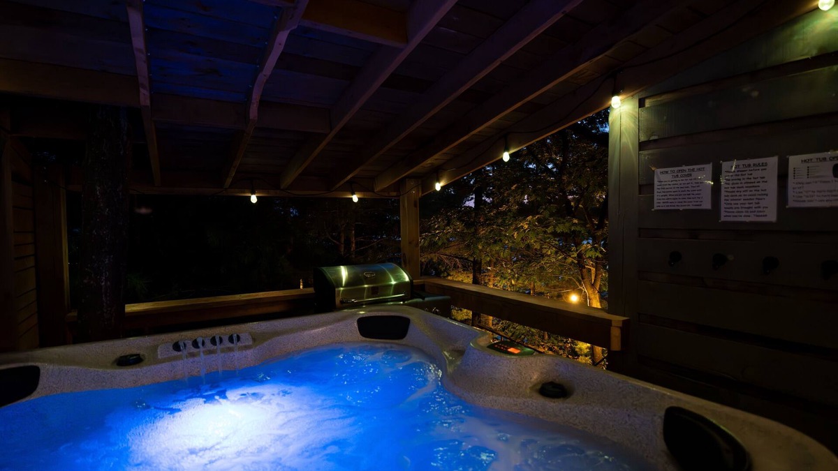 Seguin Cottage | Hemlock Hideaway Muskoka Waterfront: Beach Hot Tub Firepit Canoe Dock Games Rm