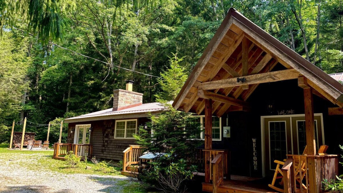 Farmington Apartment | Hemlock Lodge · Hot Tub< Fire Pit & Game Room