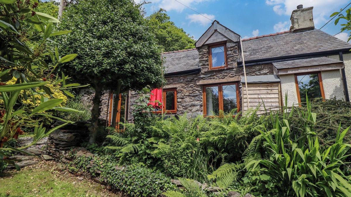 Fairbourne Cottage | HEN BOPTY, pet friendly, character holiday cottage in Fairbourne