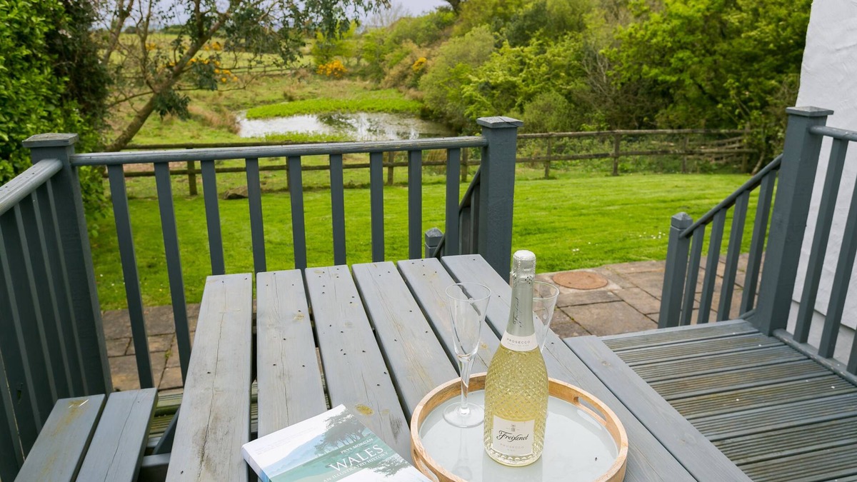 Llanerchymedd Cottage | Hen Tyn Y Mynydd - a dog that sleeps 6 guests in 3 bedrooms