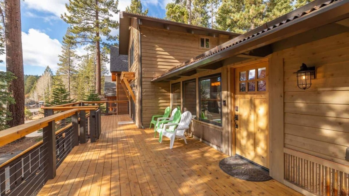 Carnelian Bay Cabin | Henderson by AvantStay | Lake View! Walk to Beach, Garwoods & More!