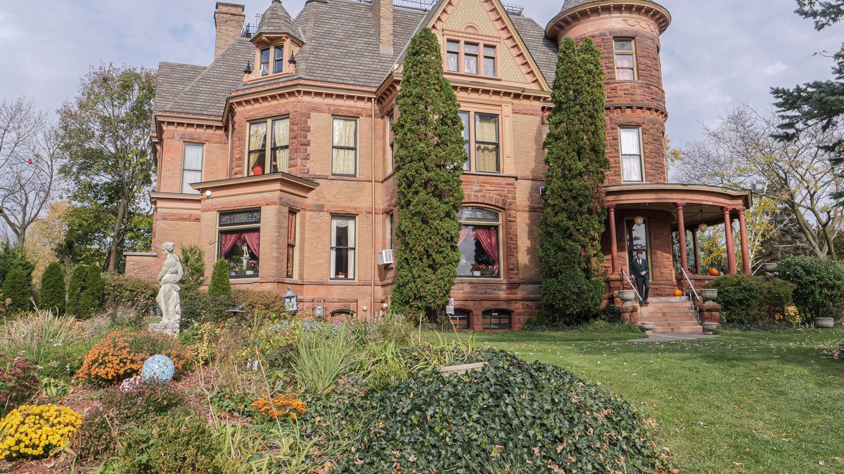 West Main HIll Bed & Breakfast | Henderson Castle