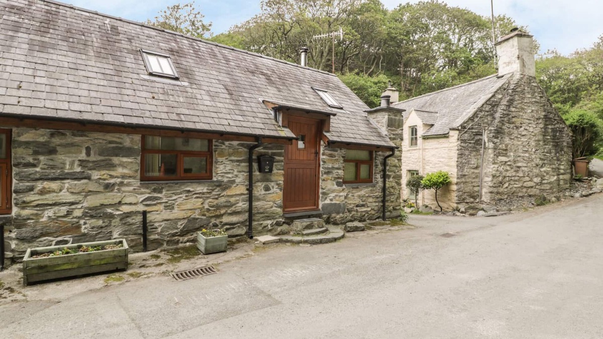 Fairbourne Cottage | HENDOLL COTTAGE 1, pet friendly, with open fire in Fairbourne