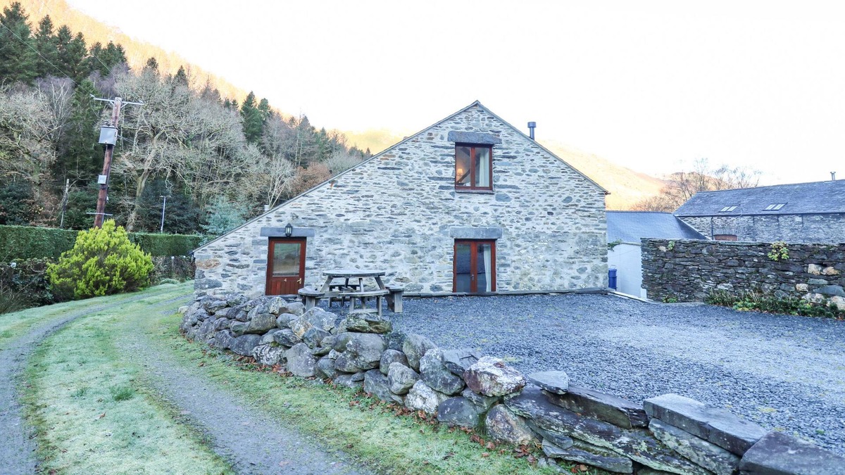 Abergynolwyn House | HENDRE BACH BARN, pet friendly, with open fire in Abergynolwyn