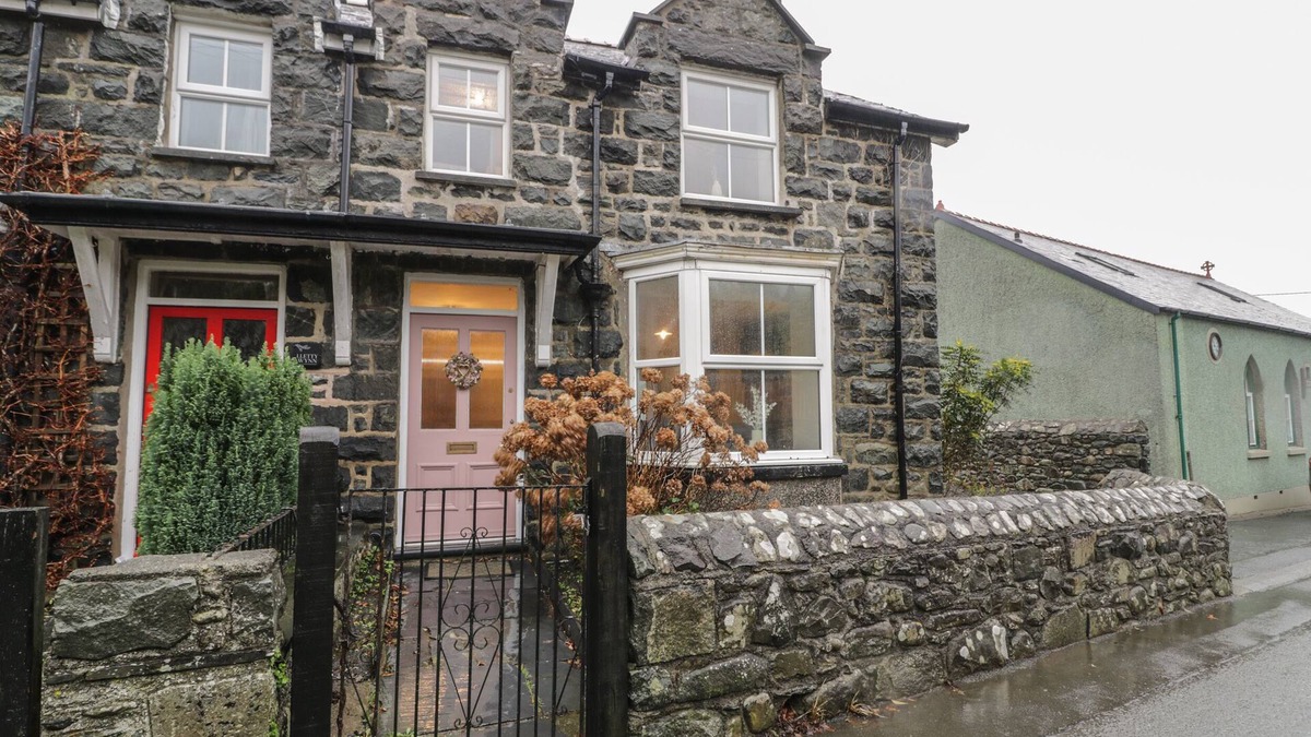 Llwyngwril Cottage | HENDRE COTTAGE, family friendly in Llwyngwril