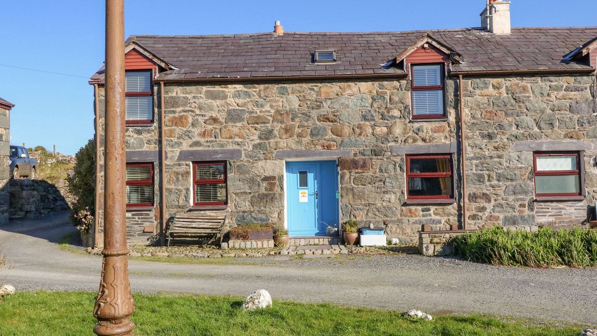 Brynrefail House | HENDRE, pet friendly, character holiday cottage in Y Felinheli