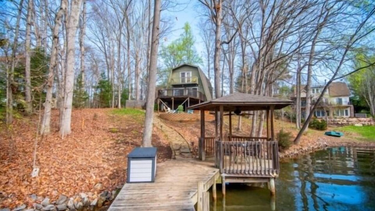 Huddleston House | Here Comes the Sun: 2 Kayaks, Wifi, Ping Pong & Pool table,Sandy Beach, Fenced in Yard, Pet Friendly