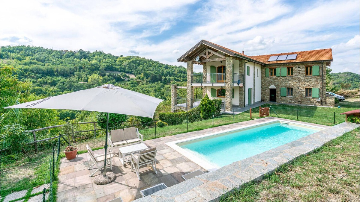 Castelletto d'Erro House | Here we are talking about a huge estate with private pool and magnificent views of the hilly landsca