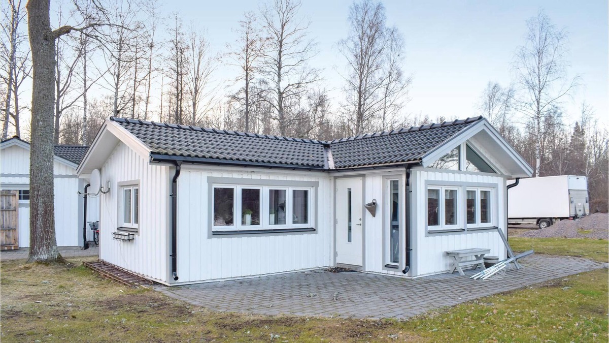 Jarnforsen House | Here you will stay in a beautiful cottage with a magnificent view of Flaten Lake, which is only 10 m
