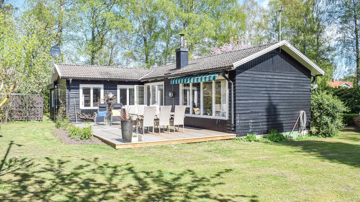 Farjestaden House | Here you will stay in a newly renovated house with a large, lush garden.