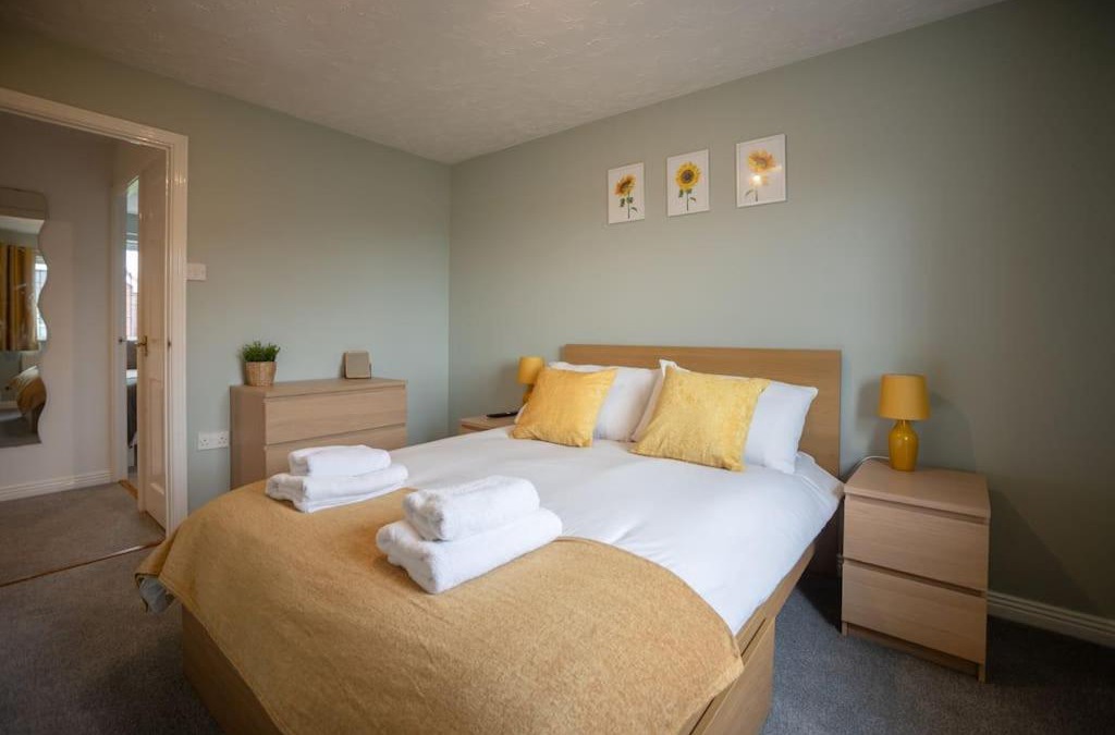 Hereford House | Hereford - Woodpecker House - Comfortable Modern House Located in South Hereford - Sleeps 6 - Perfect for Accessing Hereford Enterprise Zone in Rotherwas - Hosted By RENTMYHOUSE