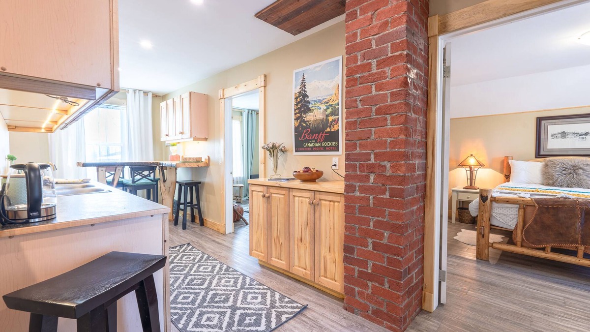 Ramsay Apartment | heritage charm, 5 min to DT with A/C