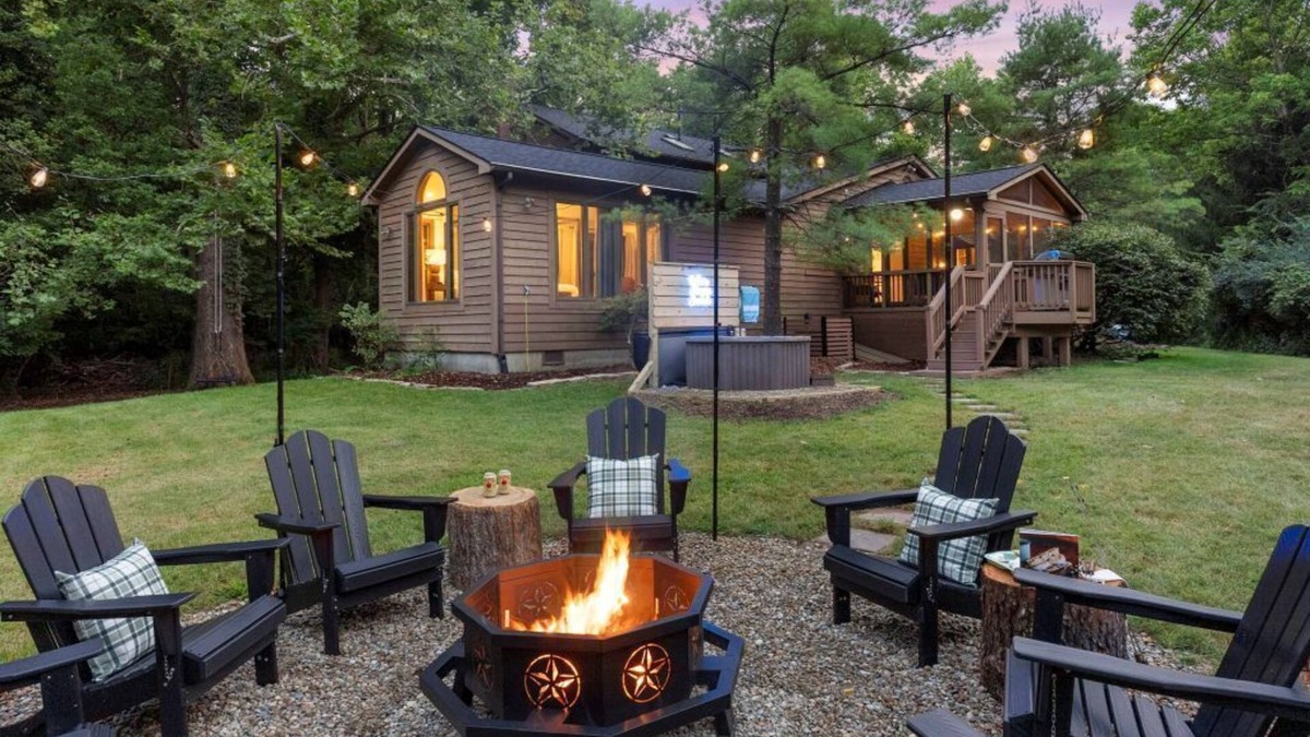 Westerville House | ★Heritage Hideaway★ Hot Tub ★ 4 King Beds & 5 Bunks★ Sleeps 14 Alum Creek access