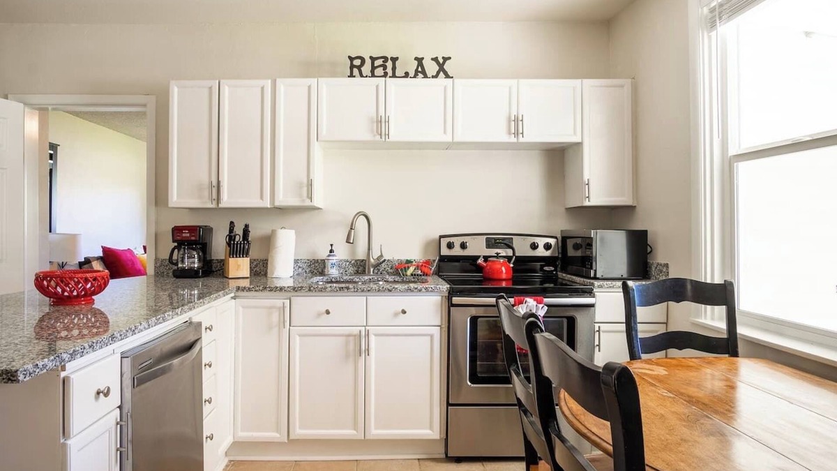 Heber House | Heritage House -Great Location, Skiing, Walk to Restaurants, Sports Fields, Train. Large rooms
