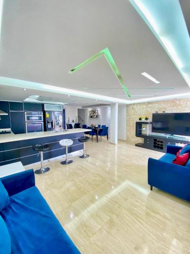 Lecheria Villa | Hermosa lujosa y moderna casa boté de 4 habitaciones con piscina
