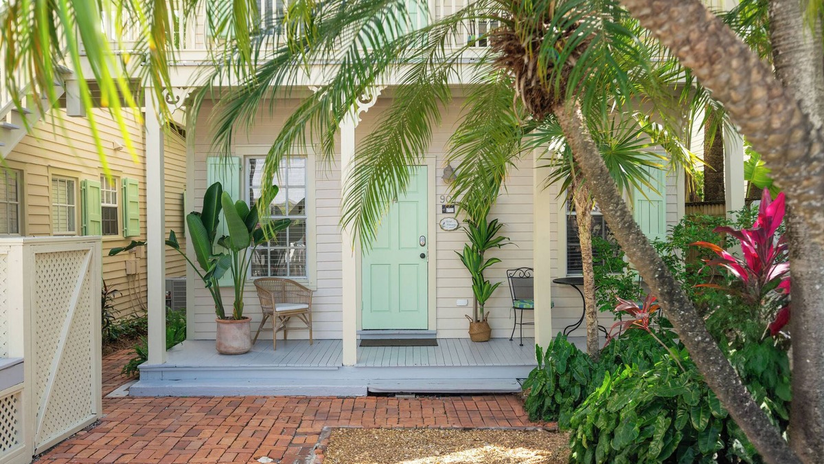 White Street Gallery District Apartment | Heron Hideaway